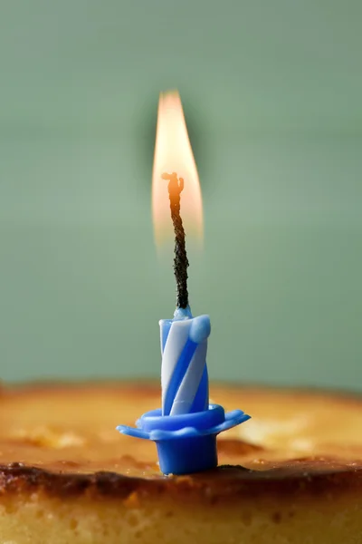 Άναψε κερί γενέθλια σε μια cheesecake — Φωτογραφία Αρχείου