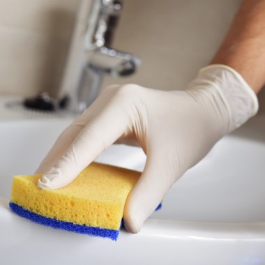 genç adam bir banyo lavabo temizlik