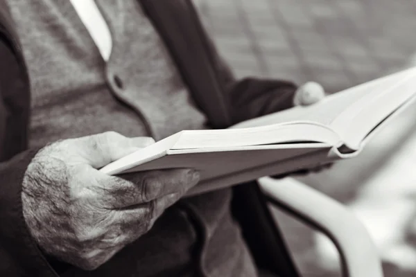 Old man reading a book, in black and white — Stock Photo, Image