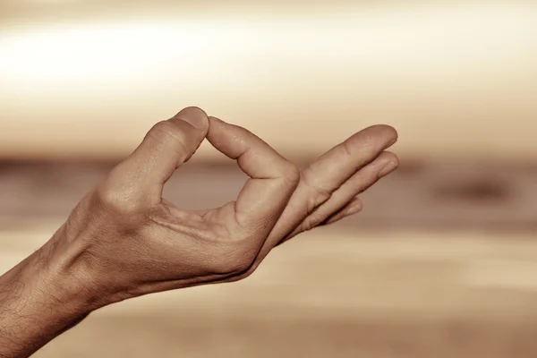 Hand eines Mannes in gyan mudra — Stockfoto