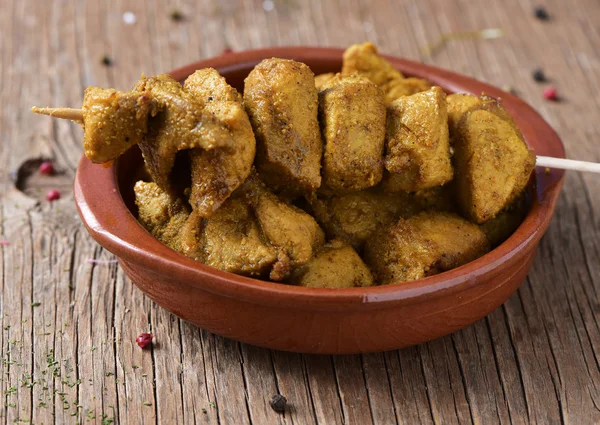 Espetos de carne em uma mesa de madeira — Fotografia de Stock