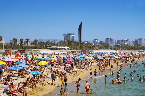 Люди на пляже Platja del Bogatell, в Барселоне, Испания — стоковое фото