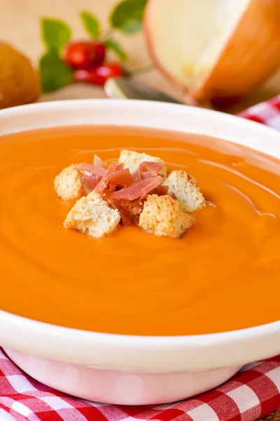 Spanish salmorejo with ham and croutons — Stock Photo, Image