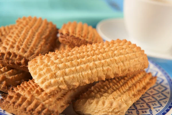 Hausgemachte Kekse und eine Tasse Kaffee oder Tee — Stockfoto