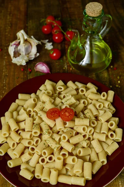 Gekochte Penne Rigate, Tomaten, Knoblauch und Olivenöl — Stockfoto
