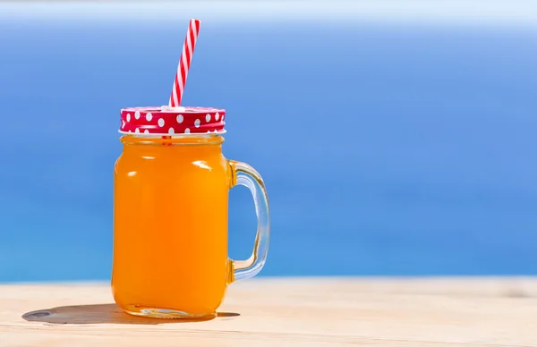 Boisson d'orange dans un bocal de maçon manipulé — Photo