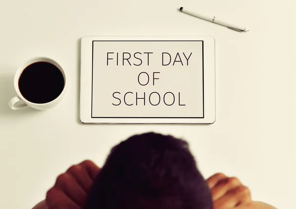Maestro y texto primer día de escuela en una tableta — Foto de Stock