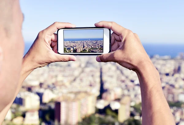 Hombre tomando una foto de Barcelona, España, desde arriba —  Fotos de Stock