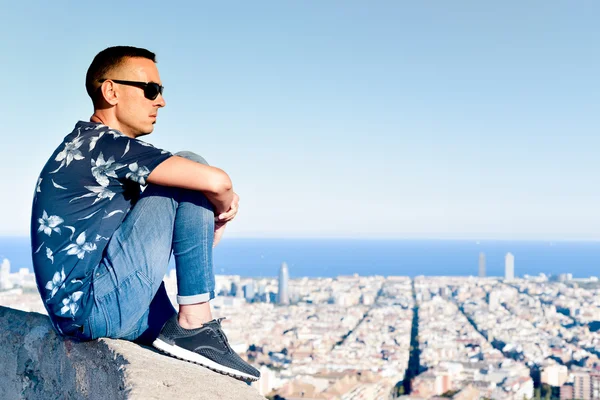巴塞罗那，西班牙，他下面的年轻人 — 图库照片
