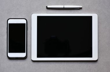 Smartphone ve tablet siyah bir boşluk ile