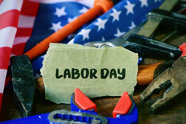 Werkzeuge, amerikanische Flagge und Text Labor Day — Stockfoto