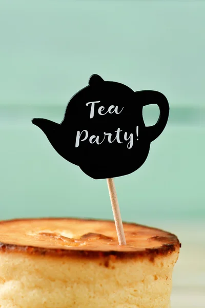 Text tea party i en tekanna-formade skylt — Stockfoto