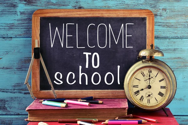 Text welcome to school on a chalkboard — Stock Photo, Image