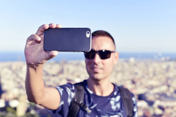 Muž vezme selfie v Barceloně, Španělsko — Stock fotografie