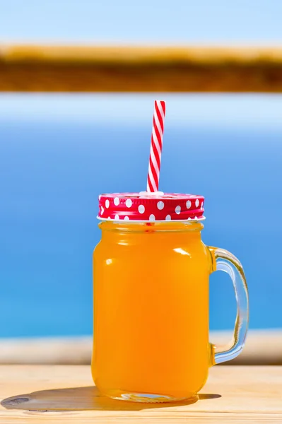 在一个处理的梅森罐子橙饮料 — 图库照片
