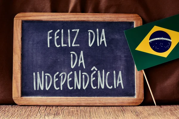 Text feliz dia da Independencia und brasilianische Flagge — Stockfoto