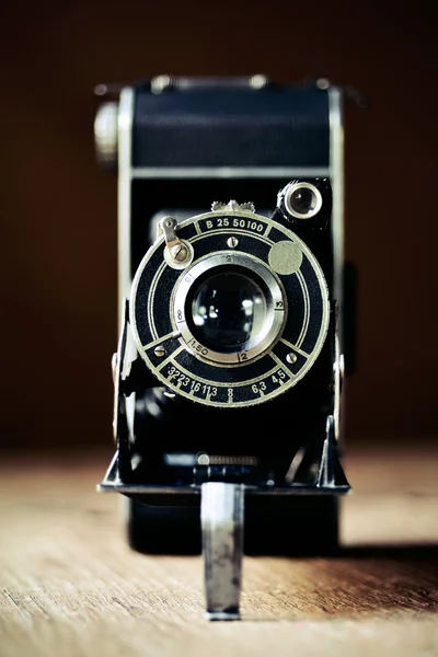 Старий фотоапарат складаний — стокове фото