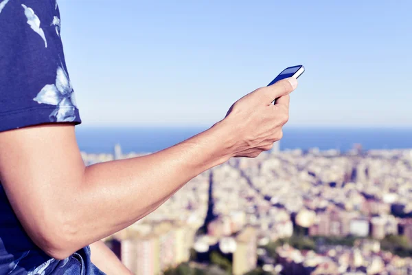 Мужчина с помощью смартфона в Барселоне, Испания — стоковое фото