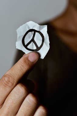 Bu barış işareti içinde bir kağıt parçası olan adam