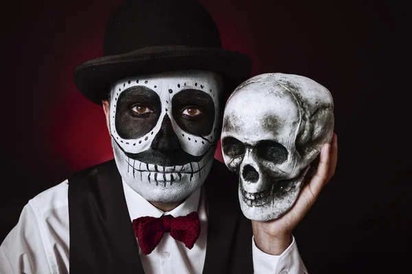 Uomo con calaveras messicano trucco e cranio — Foto Stock