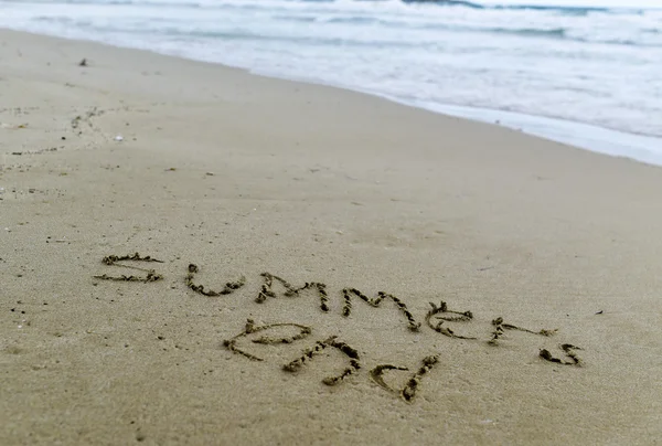 Verões de texto terminam na areia de uma praia — Fotografia de Stock