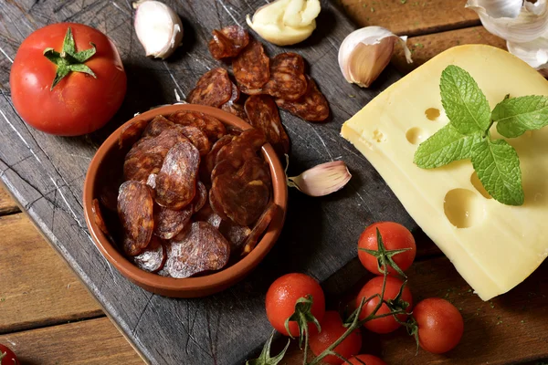 İspanyol chorizo, sarımsak, domates ve peynir dilimlenmiş — Stok fotoğraf