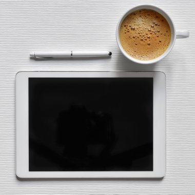 siyah bir boşluk ile kahve ve tablet bilgisayar