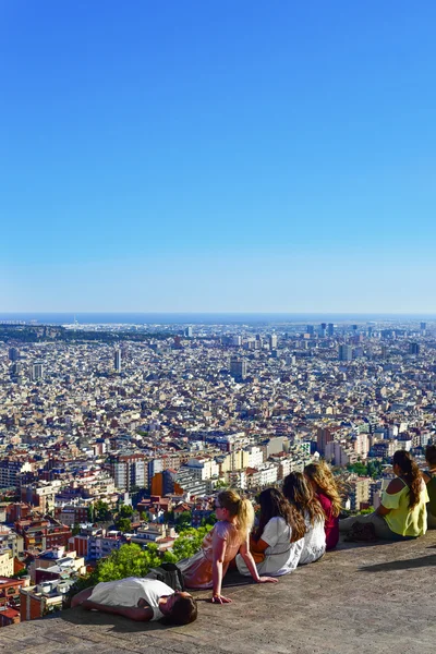 Gente observando Barcelona, en España, desde arriba — Foto de Stock