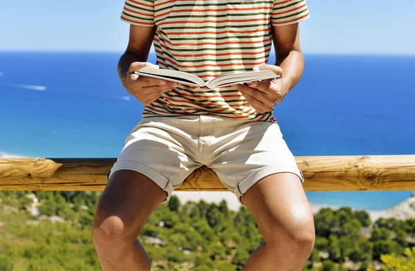 Joven leyendo un libro al aire libre —  Fotos de Stock