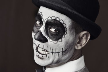 adam bir Meksikalı calaveras makyaj ile