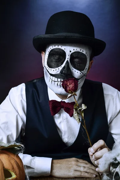 Hombre con un maquillaje mexicano calaveras — Foto de Stock