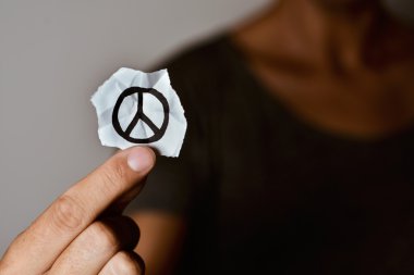 Bu barış işareti içinde bir kağıt parçası olan adam
