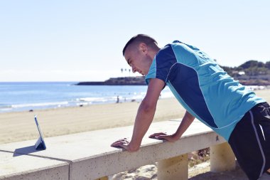 Genç sporcunun eğilmek şınav mı