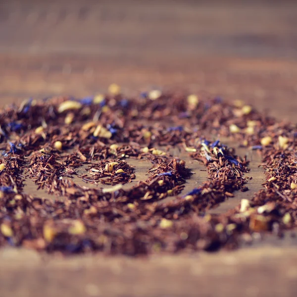 Rooibos gemischt mit Blumen, Trockenfrüchten und Kräutern — Stockfoto