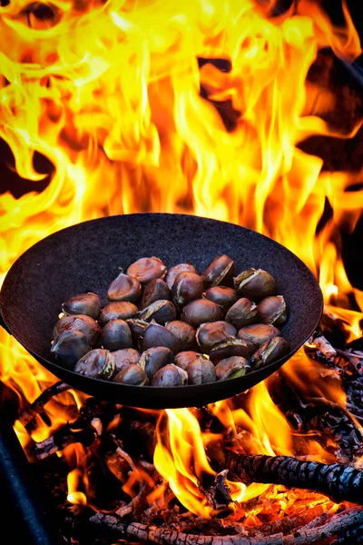 Alcune Castagne Che Vengono Arrostite Una Padella Con Fori Una — Foto Stock