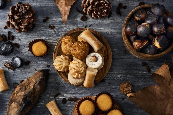 Vista Ángulo Alto Algunas Castañas Asadas Algunas Confecciones Diferentes Que — Foto de Stock