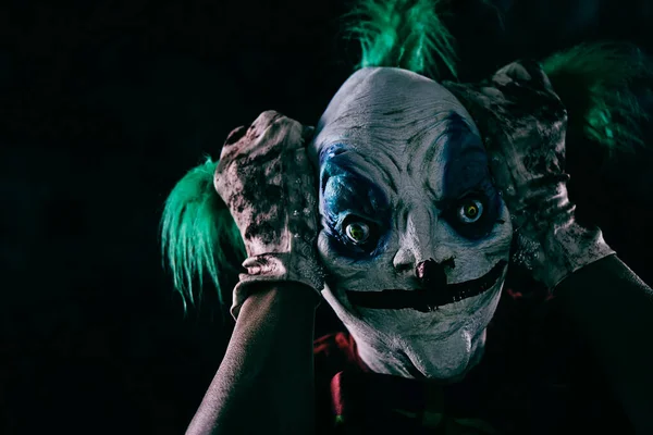 Närbild Störande Ond Clown Bär Smutsig Röd Kostym Dra Sitt — Stockfoto