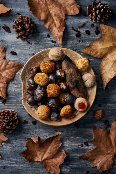 Vista Ángulo Alto Plato Con Poco Batata Asada Algunas Castañas — Foto de Stock