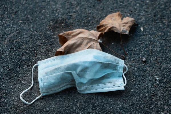 Nahaufnahme Einer Gebrauchten Einweg Gesichtsmaske Die Auf Den Asphalt Geworfen — Stockfoto