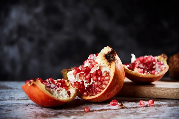 Quelques Morceaux Fruit Ouvert Grenade Sur Une Table Rustique Bois — Photo