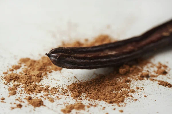 Close Van Een Rijpe Johannesbroodcapsule Wat Johannesbroodpoeder Een Witte Tafel — Stockfoto