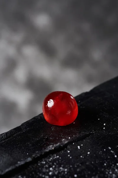 Close Uma Cereja Maraschino Apetitosa Uma Superfície Madeira Cinza Escuro — Fotografia de Stock