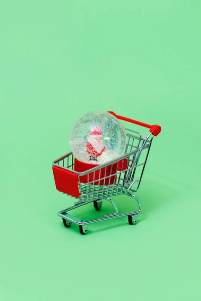 Globo Neve Natal Com Papai Noel Dentro Carrinho Compras Fundo — Fotografia de Stock