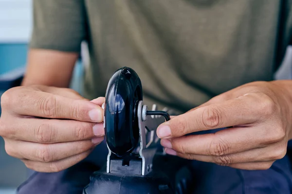 Nahaufnahme Eines Kaukasischen Mannes Der Mit Einem Sechskantschlüssel Die Räder — Stockfoto