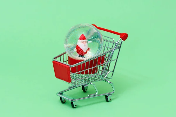 Globo Neve Natal Com Papai Noel Dentro Carrinho Compras Fundo — Fotografia de Stock