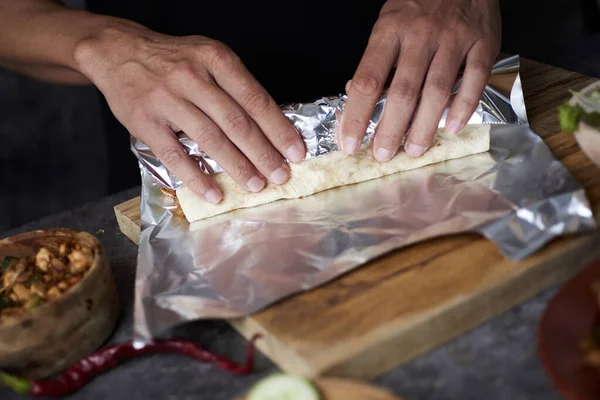 Close Jovem Envolto Folha Alumínio Durum Burrito Recheado Com Carne — Fotografia de Stock