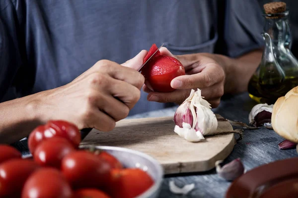 Close Homem Descascando Alguns Tomates Escaldados Para Preparar Salmorejo Espanhol — Fotografia de Stock
