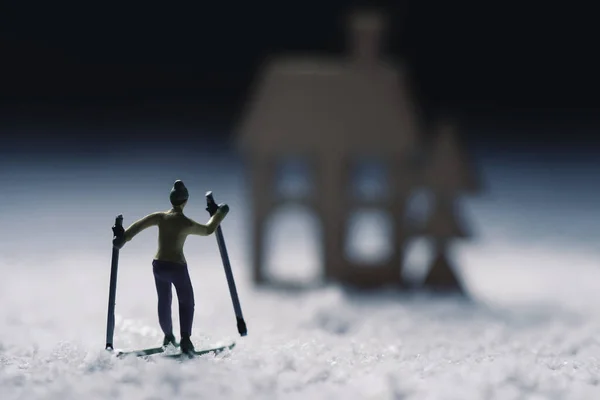 Gros Plan Une Skieuse Miniature Skiant Sur Paysage Enneigé Silhouette — Photo