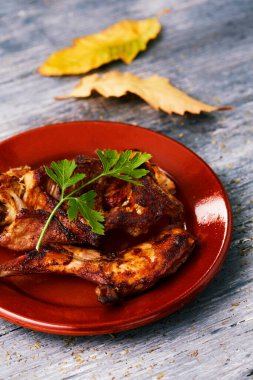 İspanya 'da yenen birkaç parça kızarmış tavşanın olduğu bir tabağa yakın çekim.