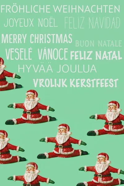 Některé Figurky Santa Claus Jumping Nebo Split Text Veselé Vánoce — Stock fotografie